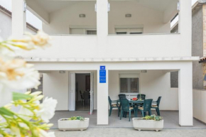 Apartments with a parking space Vir - 19113
